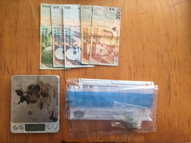 Berat, kapet me peshore dhe heroinë në xhep, arrestohet Asjan Topi, 22 vjeç
