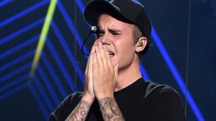 Justin Bieber e bën sërish! Shpërthen në lot gjatë performancës së “Purpose” [VIDEO]