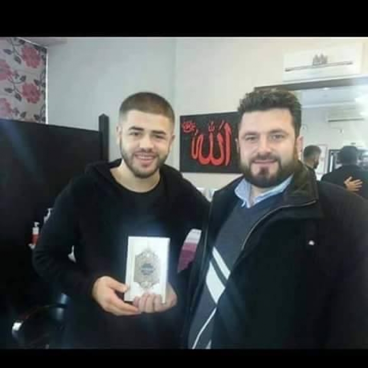 E pyet a ke fe, shikoni si Noizy diskuton me komentuesin [FOTO]