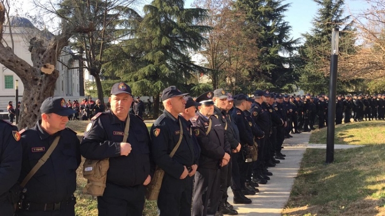 Protesta/Policia në gadishmëri të plotë! Rrethon institucionet [FOTO]