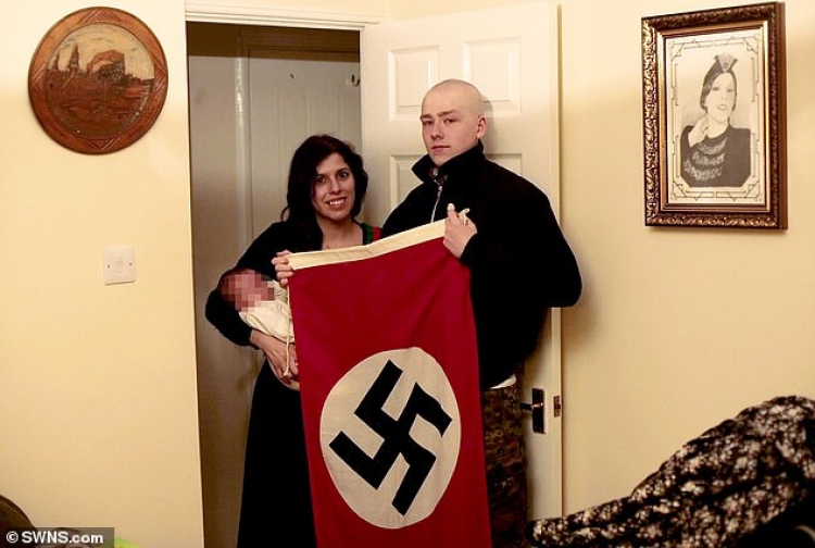 E quajtën beben Hitler, çifti dënohet me 10 vite burg [FOTO]