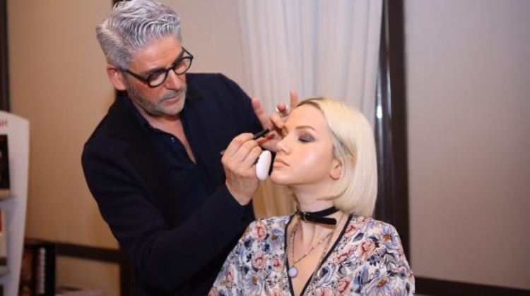 Sara provon produktet e Debora Milano nga Iris Cosmetics dhe ju njeh me tendencat plot ngjyra të sezonit [VIDEO]