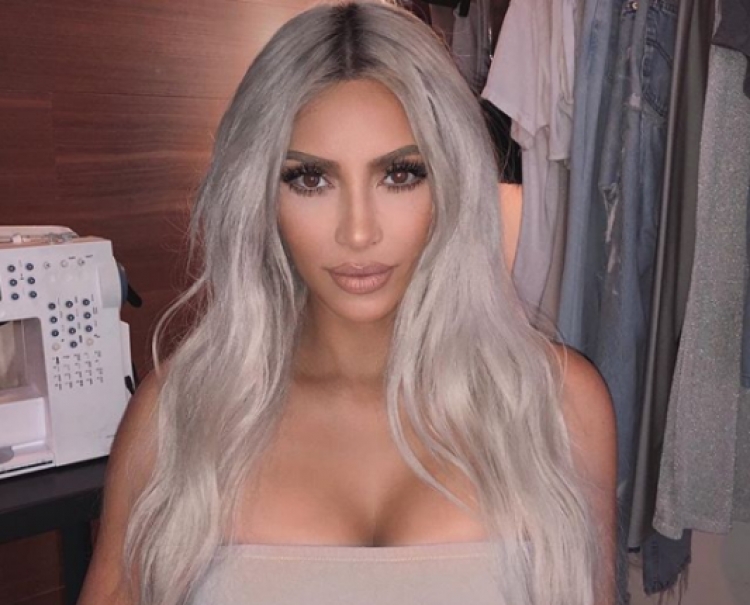 Kim Kardashian nxjerr në shitje rrobat për bamirësi, fansat e gozhdojnë për këtë detaj![FOTO]