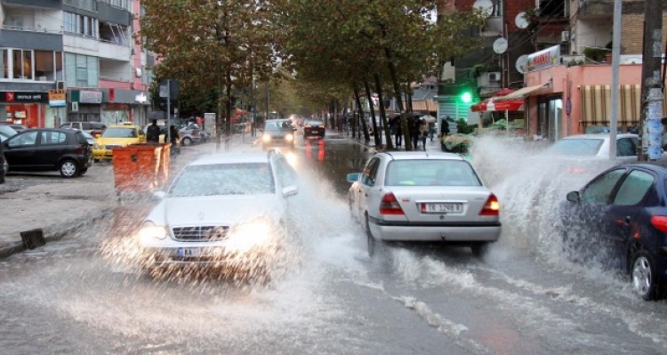 Rikthen reshjet, përmbyten disa rrugë në Tiranë [VIDEO/FOTO]