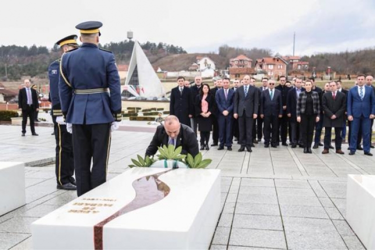 20 vjetori i Epopesë së UÇK-së, kryeministri Haradinaj homazhe te varri i Adem Jasharit