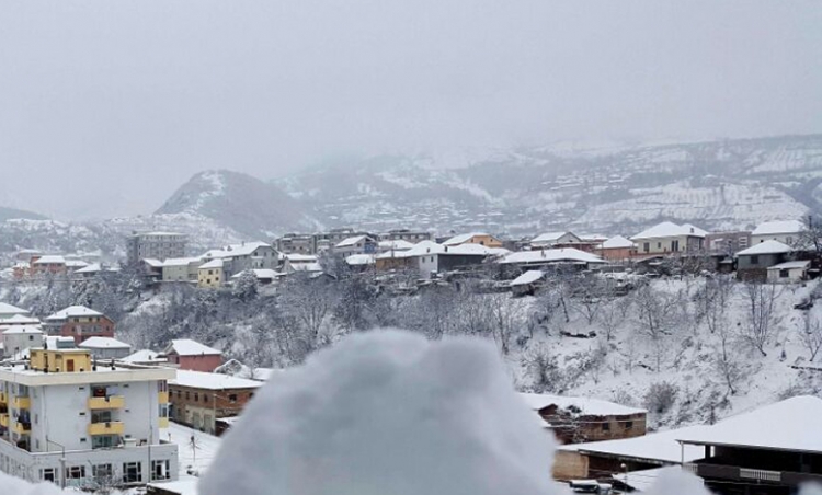 Dëbora mbulon vendin, temperaturat rritën vetëm pas...