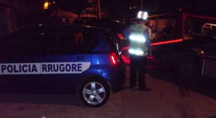 Sherr mes baxhanakëve, njëri prej tyre qëllon me armë