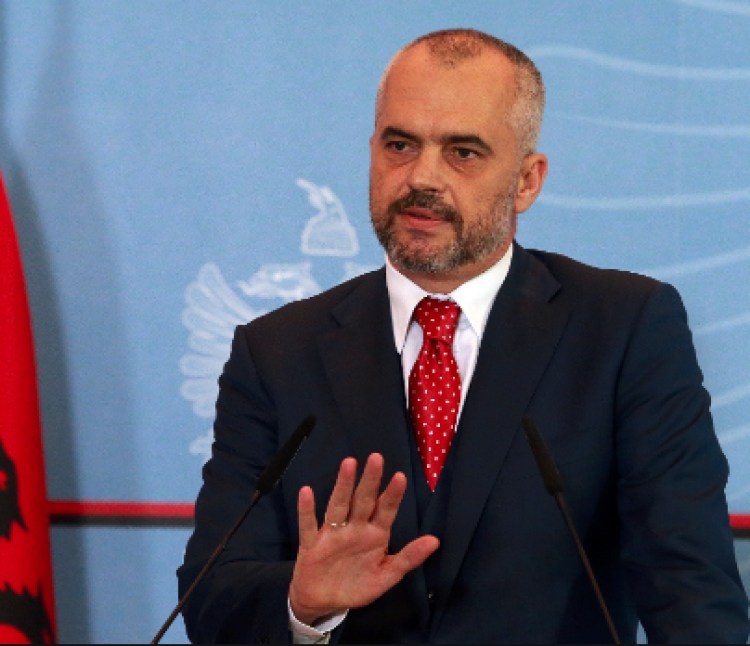 Rama propozon ndryshime në kodin penal, 3 vite burg dhe përjashtim përjetë kush hyn në fushën e lojës së futbollit