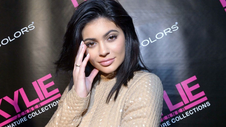 Kylie Jenner prezanton buzëkuqin e saj të preferuar me Dua Lipan! [FOTO/VIDEO]