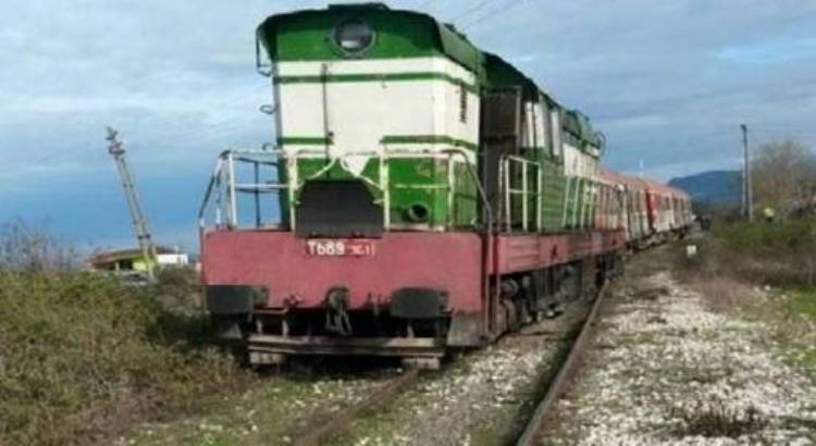 Durrës, treni përplas makinën e policisë, plagosen 3 efektivë