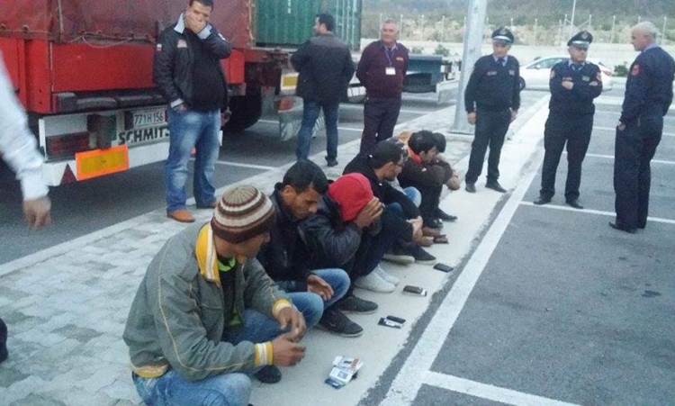 24 emigrantët të paligjshëm kaluan kufirin shqiptar shumë lehtësisht, por më pas e pësuan keq