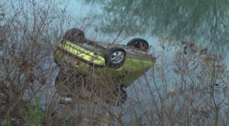 Gjirokastër, makina përfundon në lumin Drino, marrin dëmtime të lehta dy pasagjerët, burrë e grua