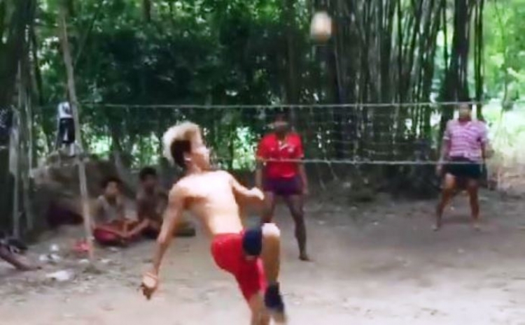 Spektakël i luftëtarëve të Muay Thai duke luajtur tenis me këmbë [VIDEO]