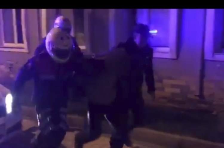 Vlorë, arrestohet 55-vjeçari, iu gjetën 5 kilogramë kanabis sativa në depon pranë banesës së tij