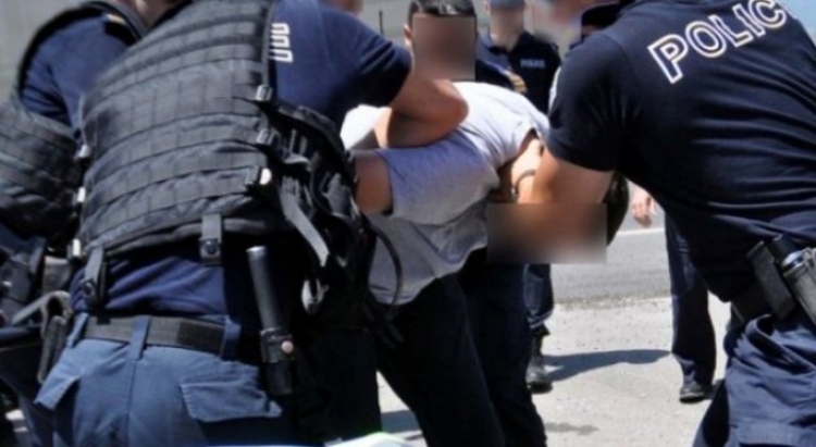 Po kalonte kufirin, arrestohet në doganë shqiptari i shumëkërkuar