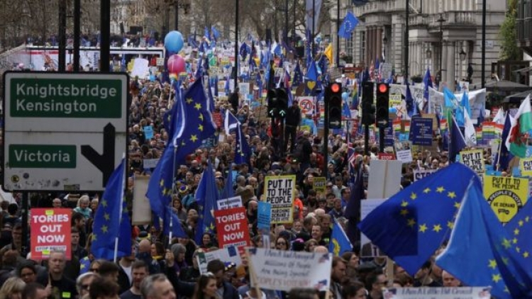 1 milionë britanikë në rrugë, kërkojnë referendum për Brexit dhe dorëheqjen e kryeministres