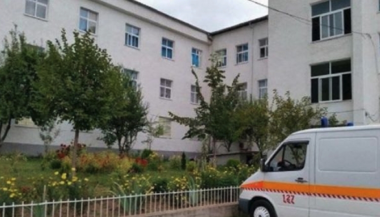 Helmimi i qytetarëve në Bulqizë, mbi 70 persona të shtruar në spital, reagon drejtori i spitalit