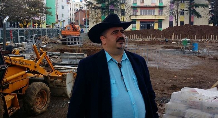 Deputeti kaubojs “formon” Shqipërinë e Madhe [FOTO]