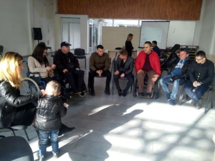 Të rinjtë nga Tirana i dhurojnë një ditë ndryshe personave me aftësi të kufizuara[FOTO]
