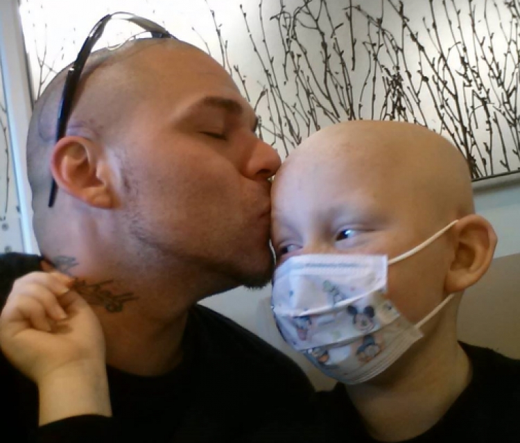 Pas betejës me kancerin, humb jetën në moshën 9-vjeçare, i ati kishte bërë tatuazh shenjën e operacionit[FOTO]