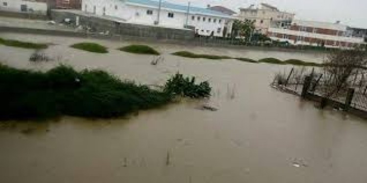 Fushë-Krujë, lumi vërshon mbi autostradë, emergjencat civile nuk ndërhyjnë