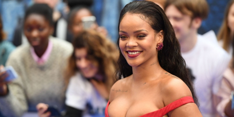 Epike! Rihanna tall ata që e shajnë për peshën e trupit me një koment të vetëm [FOTO]