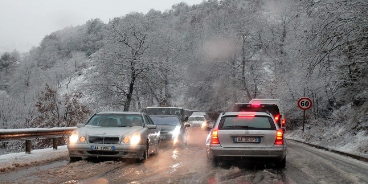 Kthehet dimri, shi dhe dëborë, temperaturat ulen!