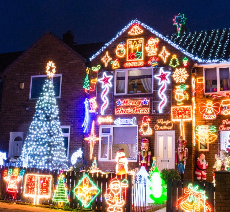 Shtëpia ‘pushtohet’ nga dritat e Krishtlindjeve [FOTO]