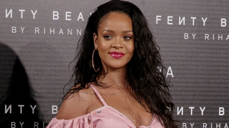 I thonë merr një modele transgjinore në fushatën e linjës së saj, Rihanna i kthen këtë përgjigje epike [FOTO]