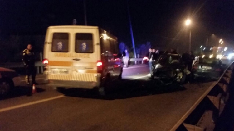 Përplasen 3 automjete në Elbasan, plagoset 26-vjeçarja [FOTO]