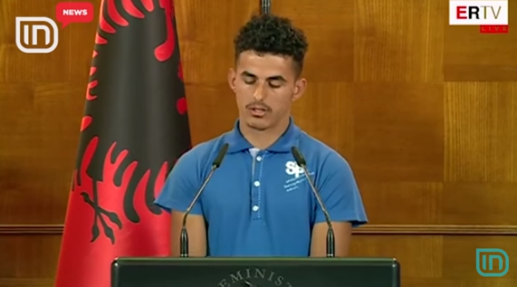 Lot e lutje në sy të Kryeministrit, 17 vjeçari që ka humbur babanë pa punë dhe shtëpi [VIDEO]