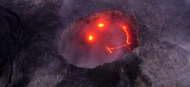 WOW! Natyra krijon një fytyrë të qeshur gjatë shpërthimit të vullkanit [VIDEO]