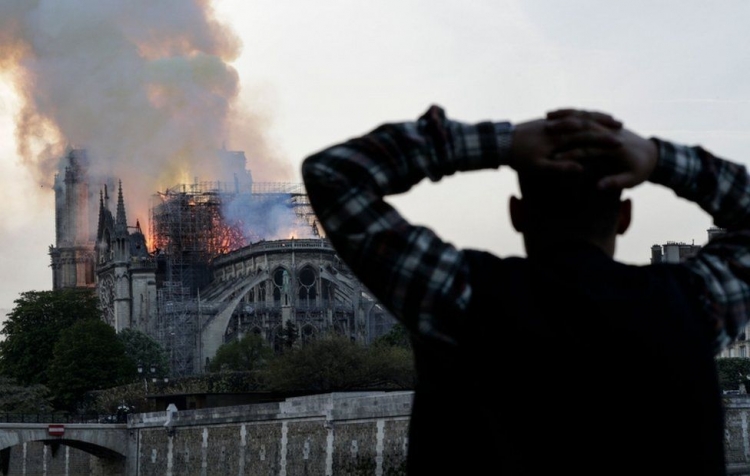 Hapet debat në rrjetet sociale/ 41-vjeçarja, si të mos besosh tek Zoti, kur në Katedrale e Parisit shpëtuan këto…[FOTO]