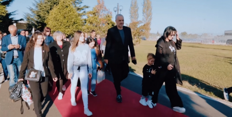 Kryeministri Edi Rama dhe familja e tij vizitojnë Stambollin. Zbuloni se kë suprizuan ata [VIDEO]