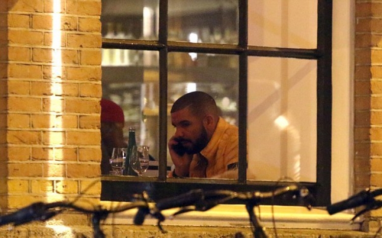 Drake darkon me një femër misterioze në Amsterdam. Po Jennifer Lopez?! [FOTO]