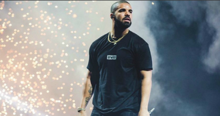 I kërkoi fanses myslimane të hiqte shaminë gjatë koncertit,  Drake reagon ... [FOTO]