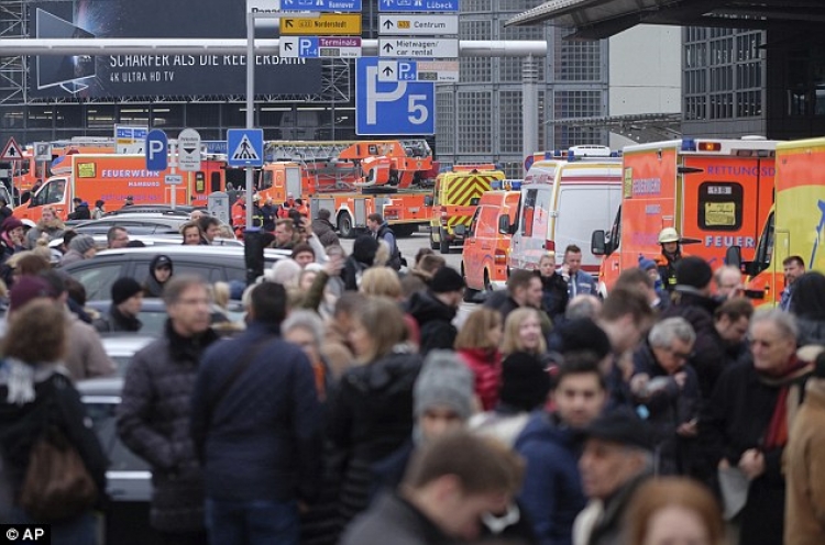 Frikë për sulm terrorist, evakuuohet aeroporti i Hamburgut, 50 persona të helmuar