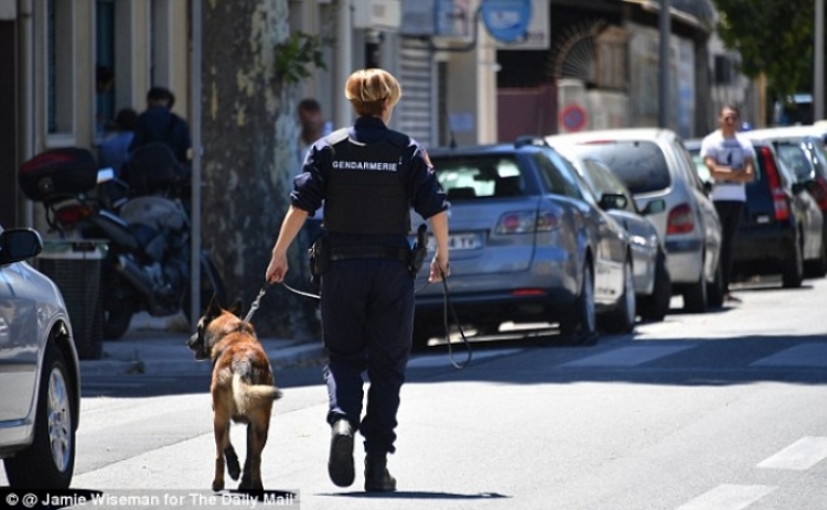 Tmerr në Francë, një person i armatosur që pretendon se ka lidhje me ISIS merr peng disa qytetar në një supermarket, plagoset një polic