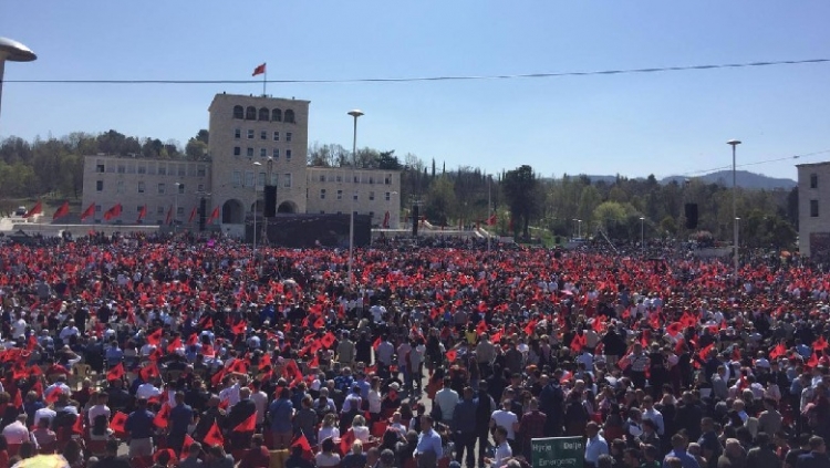 Me këngë popullore e flamuj kuq e zi, kështu zyrtarizohet Erion Veliaj për Tiranën
