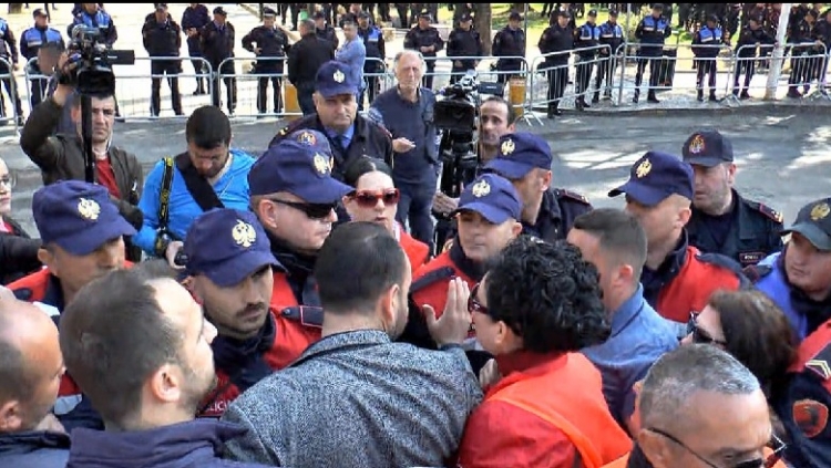 Protesta/Nisin incidentet e para, Klevis Balliu përplaset me policinë[FOTO]