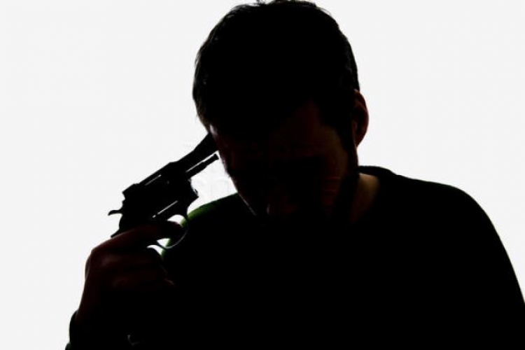 Fier, humb jetën në spital 20-vjeçari Roel Yzeri pasi qëlloi veten në kokë me armë zjarri