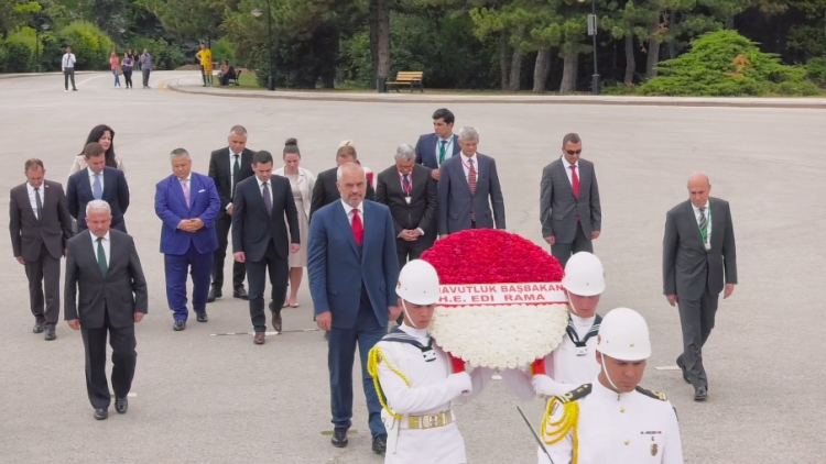 Stambolli “digjet”, Edi Rama konferencë për shtyp me homologun Turk [FOTO]