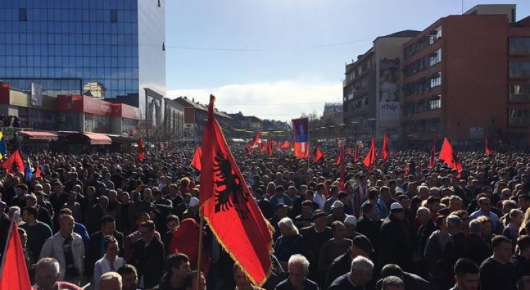 Pavarësia në Kosovë – Opozita e pret me protesta e me flamuj kuq e zi!