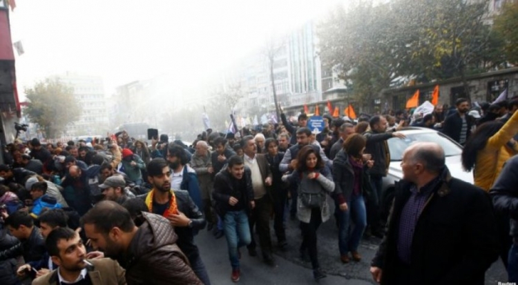 Tensione në protestën e opzitës/ Policia hedh ujë në drejtim të protestuesve për t'i larguar