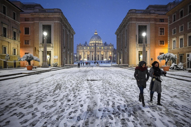 Bora pushton Italinë, probleme në transport, mbyllen shkollat [FOTO]