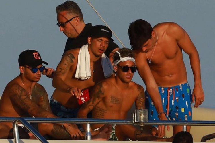 Neymar, në jaht vetëm me meshkuj dhe prekje intime [FOTO +18]