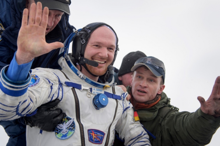 Pas 6 muaj në ajër tre astronautë zbresin në tokë