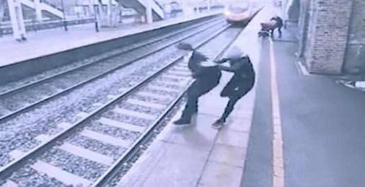 Tenton vetëvrasjen në shinat e trenit, gruaja “heroinë” e shpëton nga vdekja [VIDEO]