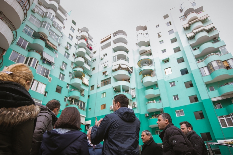 Fondi i Komuniteteve, ndryshon pamjen e kompleksit në Tiranën [FOTO]
