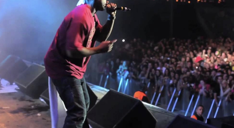 Pretendoi se kishte bërë ndërhyrje në organin gjenital, reperi i famshëm padit mjeken